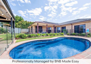 Lakeside Retreat - Pool, Close to Zoo & Golf Club